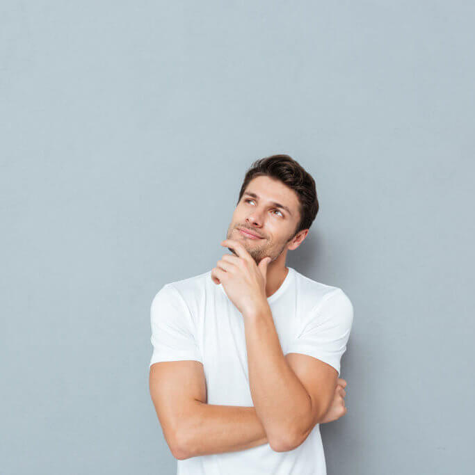 Pensive attractive young man smiling and thinking Stimulation intellectuelle Biofar
